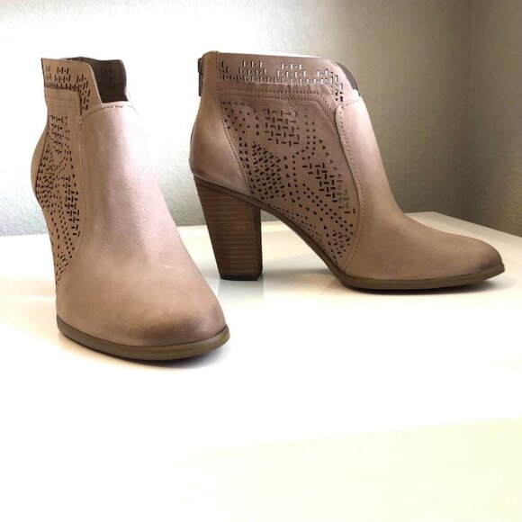 NWT VINCE CAMUTO Frasitta Ankle Booties Taupe Suede Perforated Lace 11 MSRP $225 - Picture 3 of 9